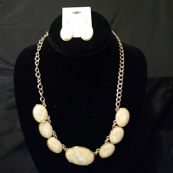 Irredecient necklace and earrings - Picture 1 of 4